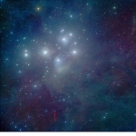 Sazvežđe Plejade. Montaža koju je kreirao Inseok Song iz Spitzer Naučnog Centra. Položaj zvezde HD 23514 označen je crvenom strelicom